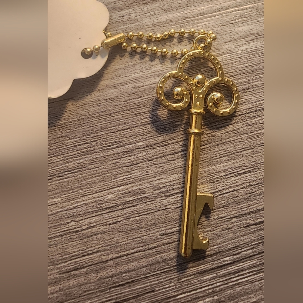 Gold Tone Key‎ Shaped Keychain - Picture 3 of 3